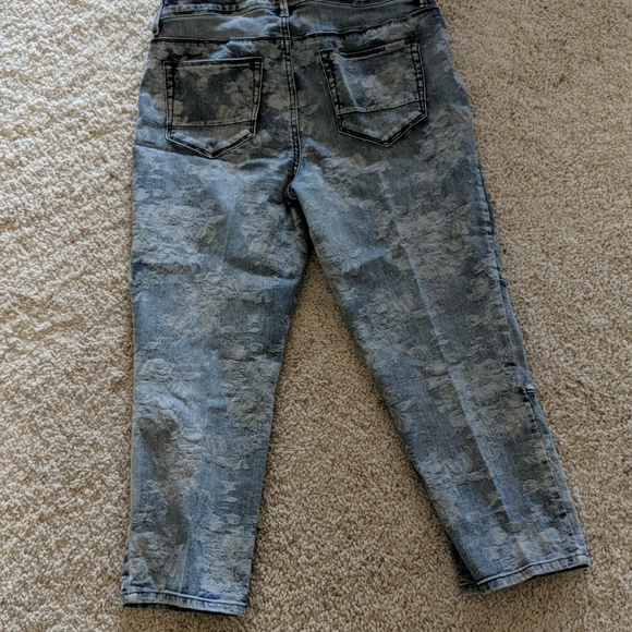 Chicos so slimming jeans size 0.5 with lacy flower - Picture 7 of 9